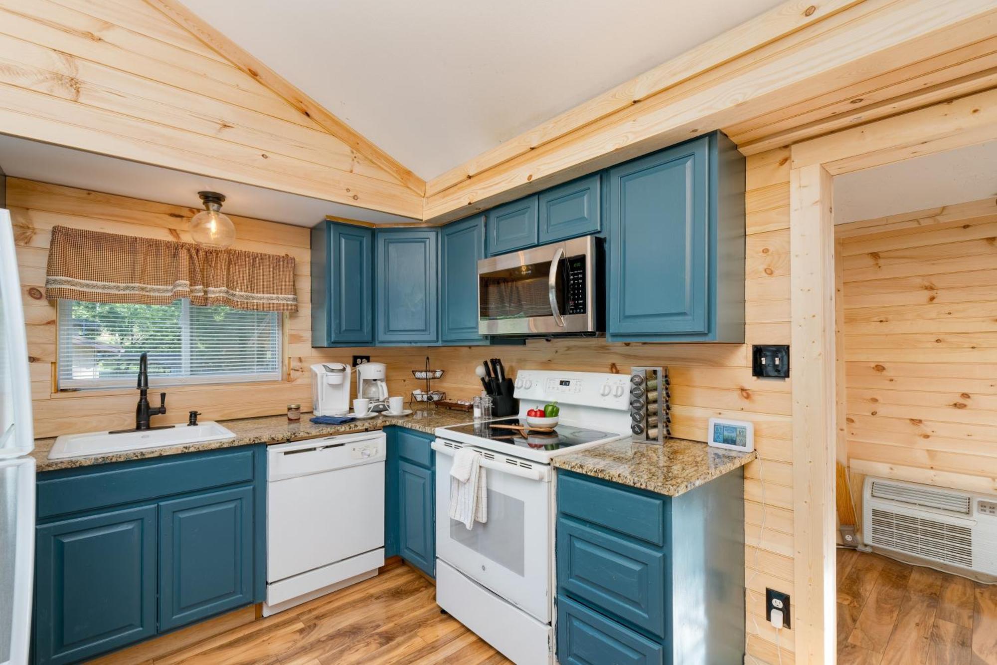 The Rustic By Avantstay Hot Tub Fire Pit Pool Table 5mins To Town Holiday home Gatlinburg