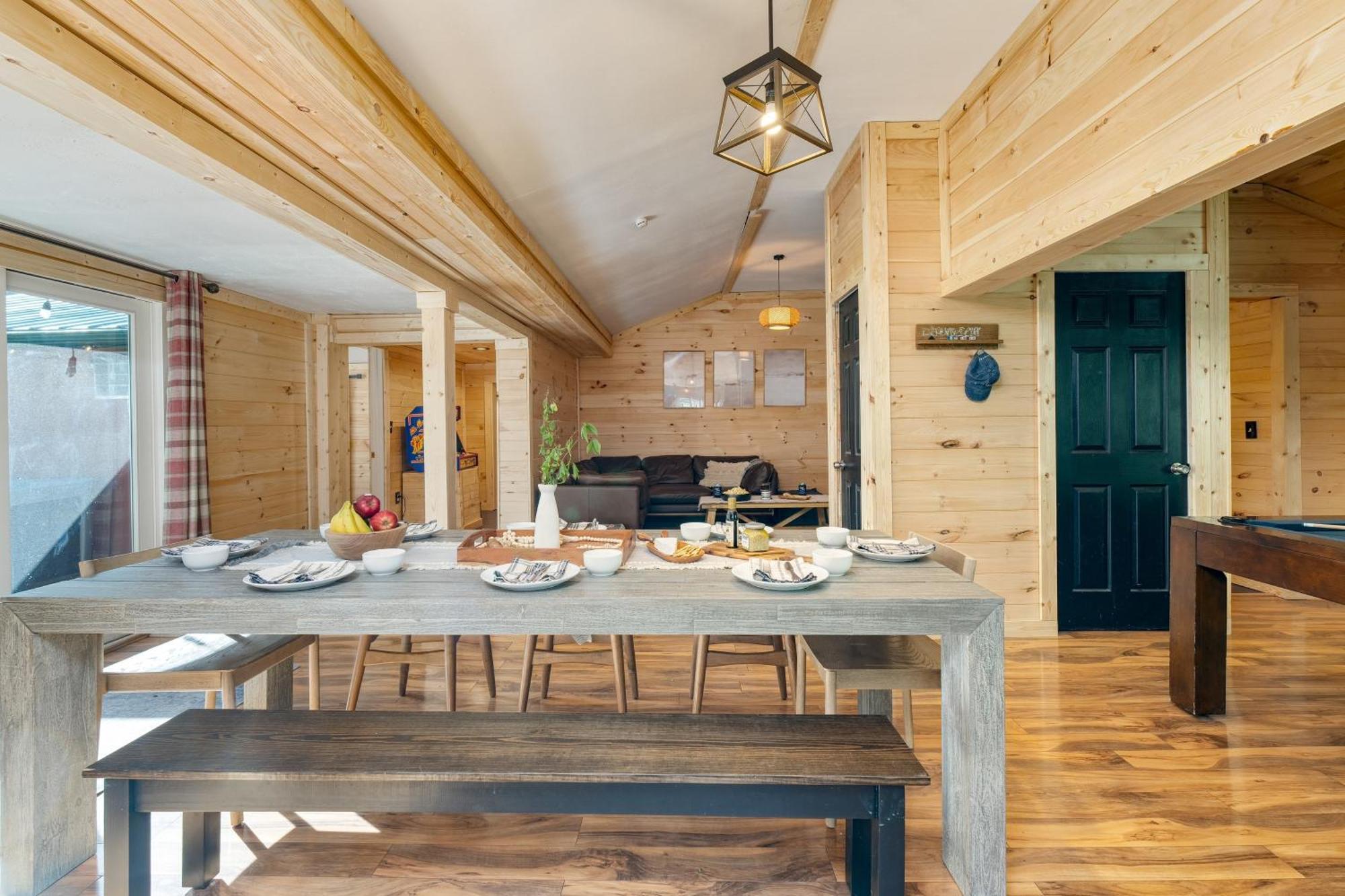 The Rustic By Avantstay Hot Tub Fire Pit Pool Table 5mins To Town Holiday home