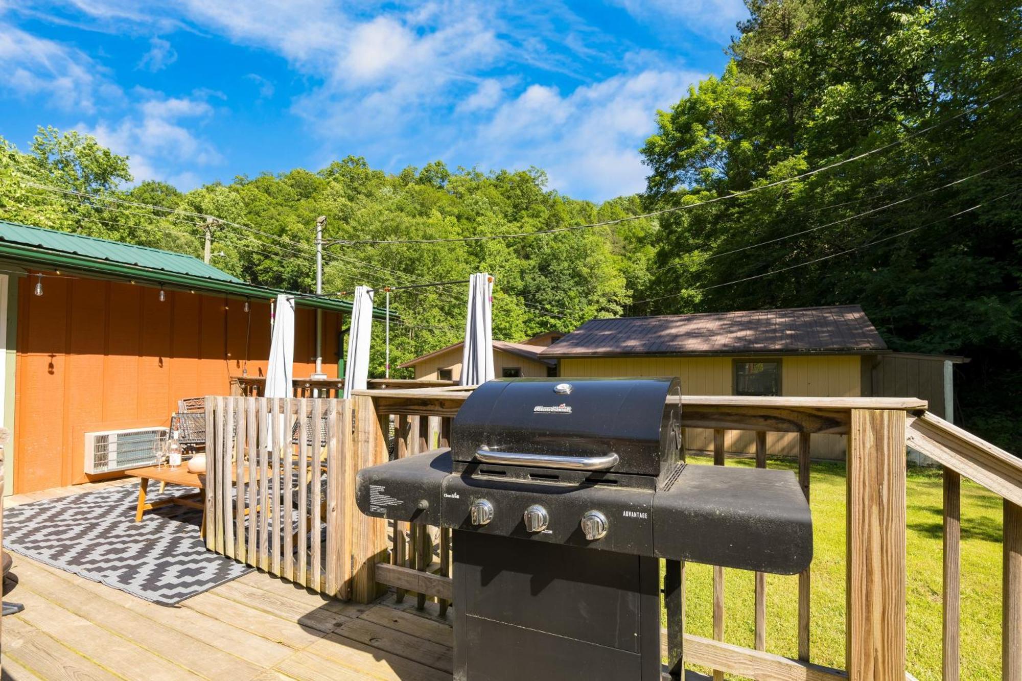 The Rustic By Avantstay Hot Tub Fire Pit Pool Table 5mins To Town Holiday home