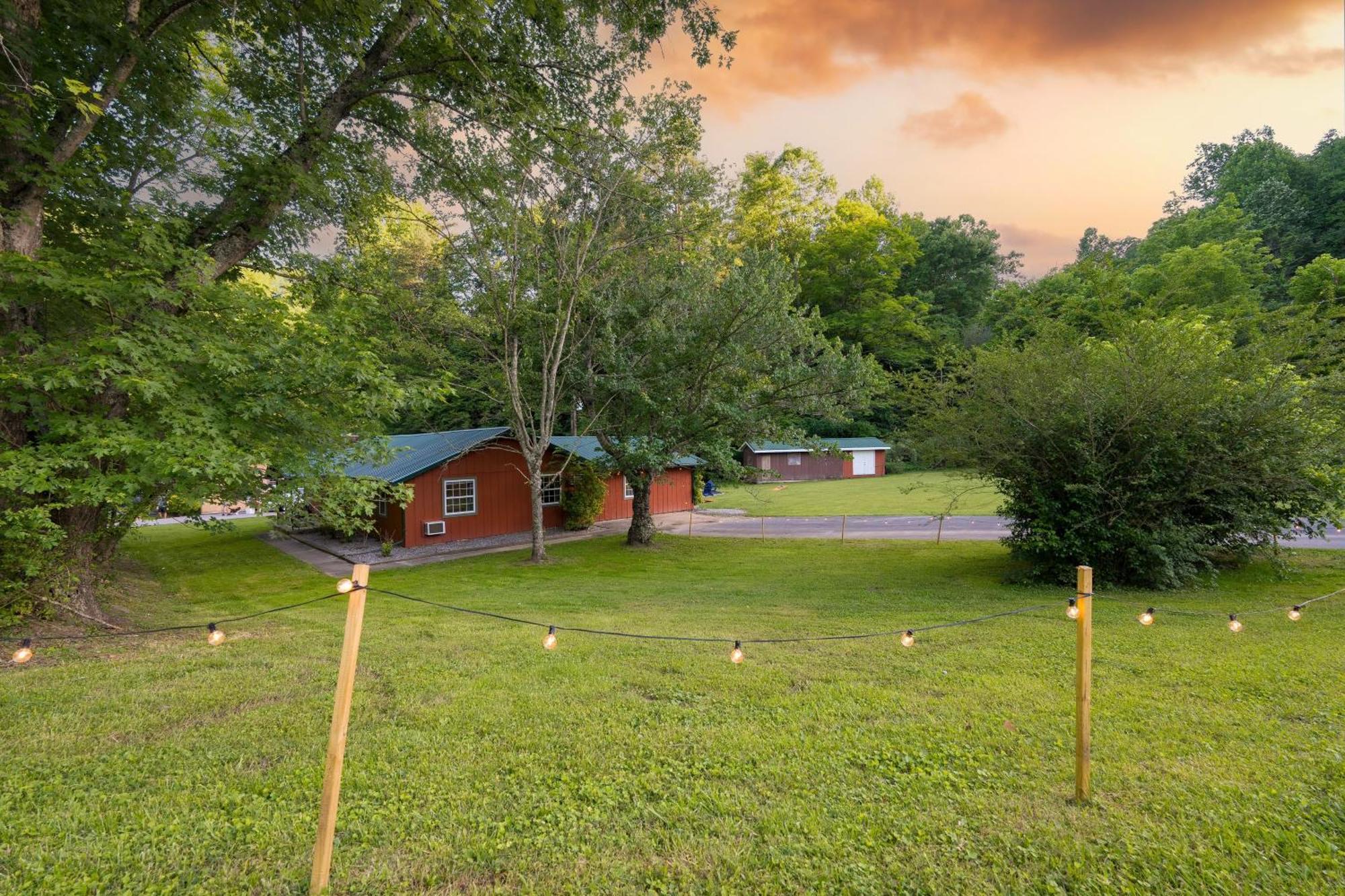 The Rustic By Avantstay Hot Tub Fire Pit Pool Table 5mins To Town Holiday home Gatlinburg