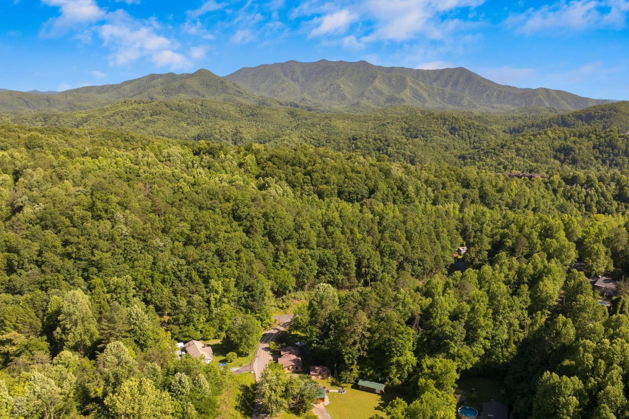 The Rustic By Avantstay Hot Tub Fire Pit Pool Table 5mins To Town Gatlinburg