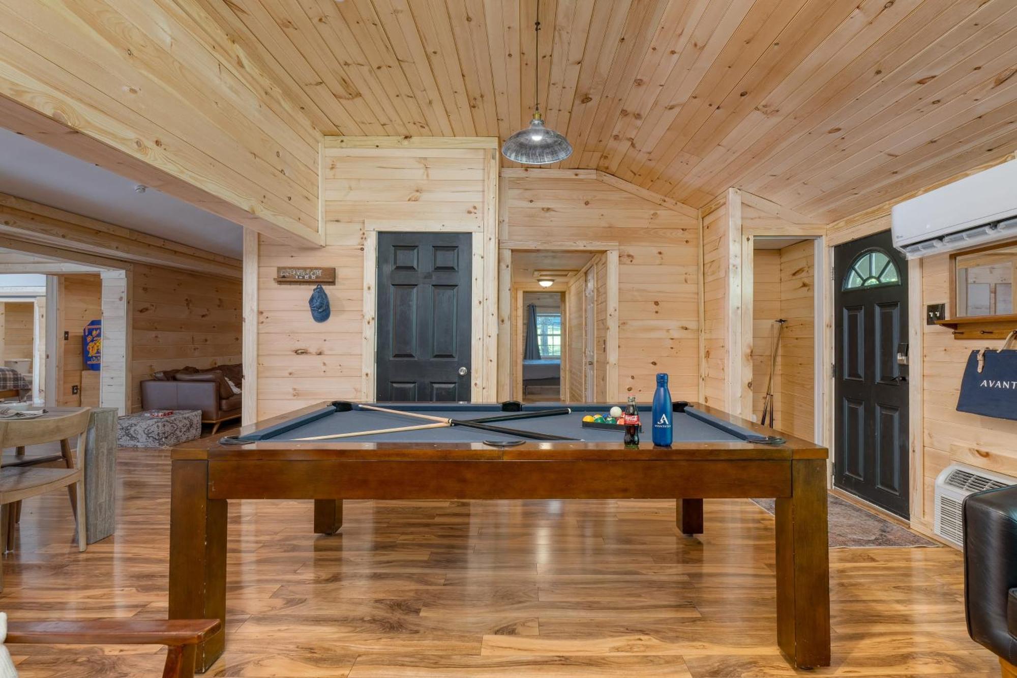 Holiday home The Rustic By Avantstay Hot Tub Fire Pit Pool Table 5mins To Town Gatlinburg