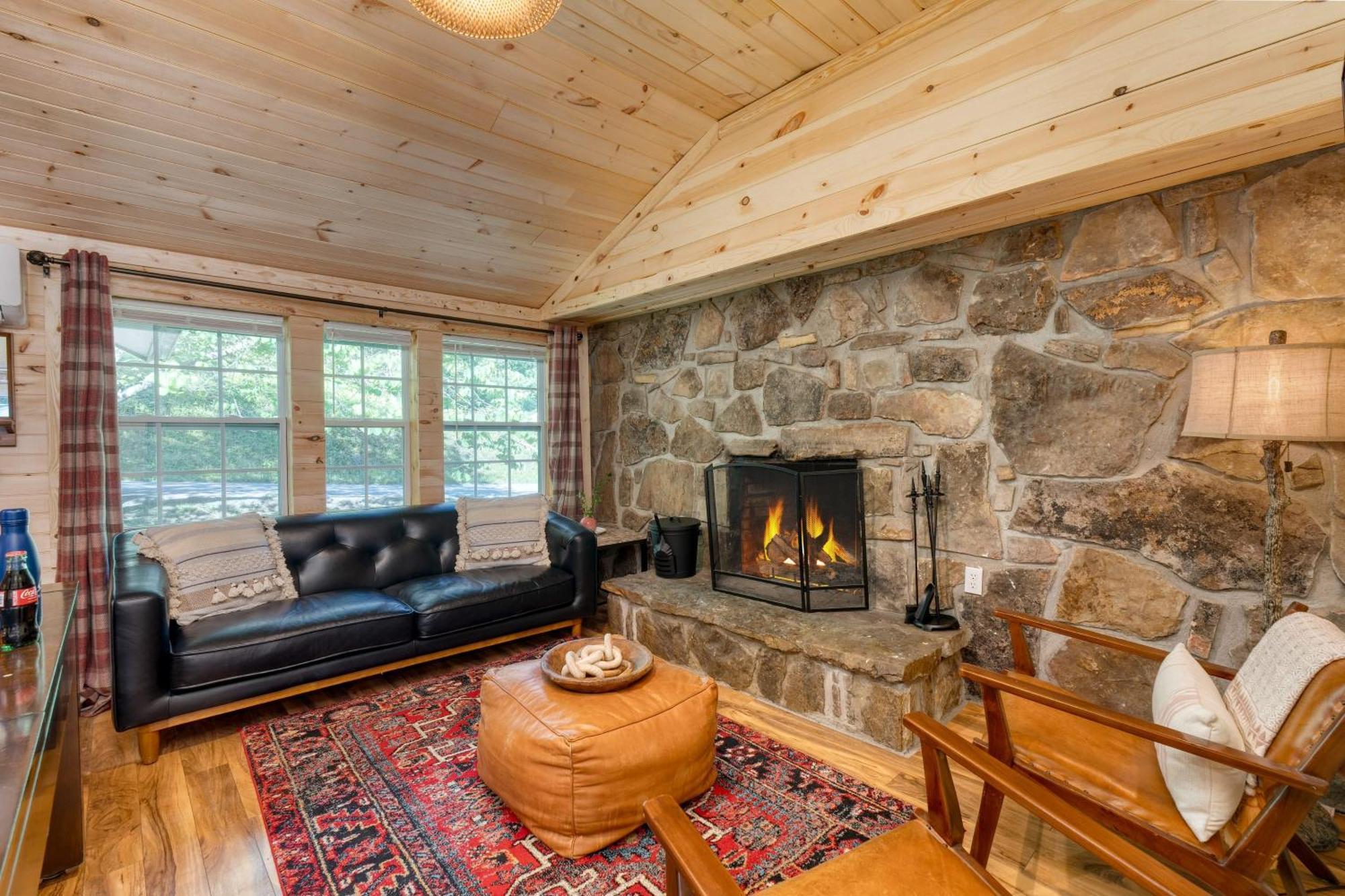 The Rustic By Avantstay Hot Tub Fire Pit Pool Table 5mins To Town Gatlinburg